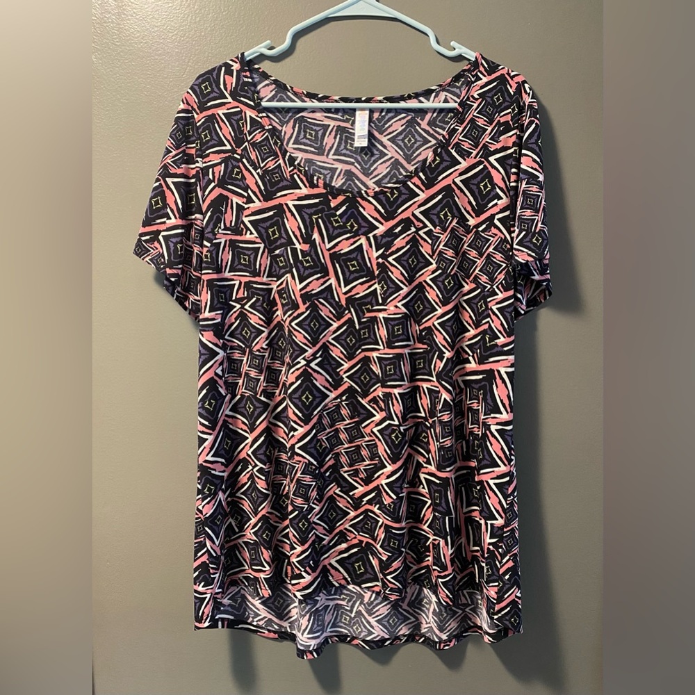 ⭐️ LuLaRoe Women's XL Geometric Pattern Short Sleeve Top Scoop Neck, Black Pink